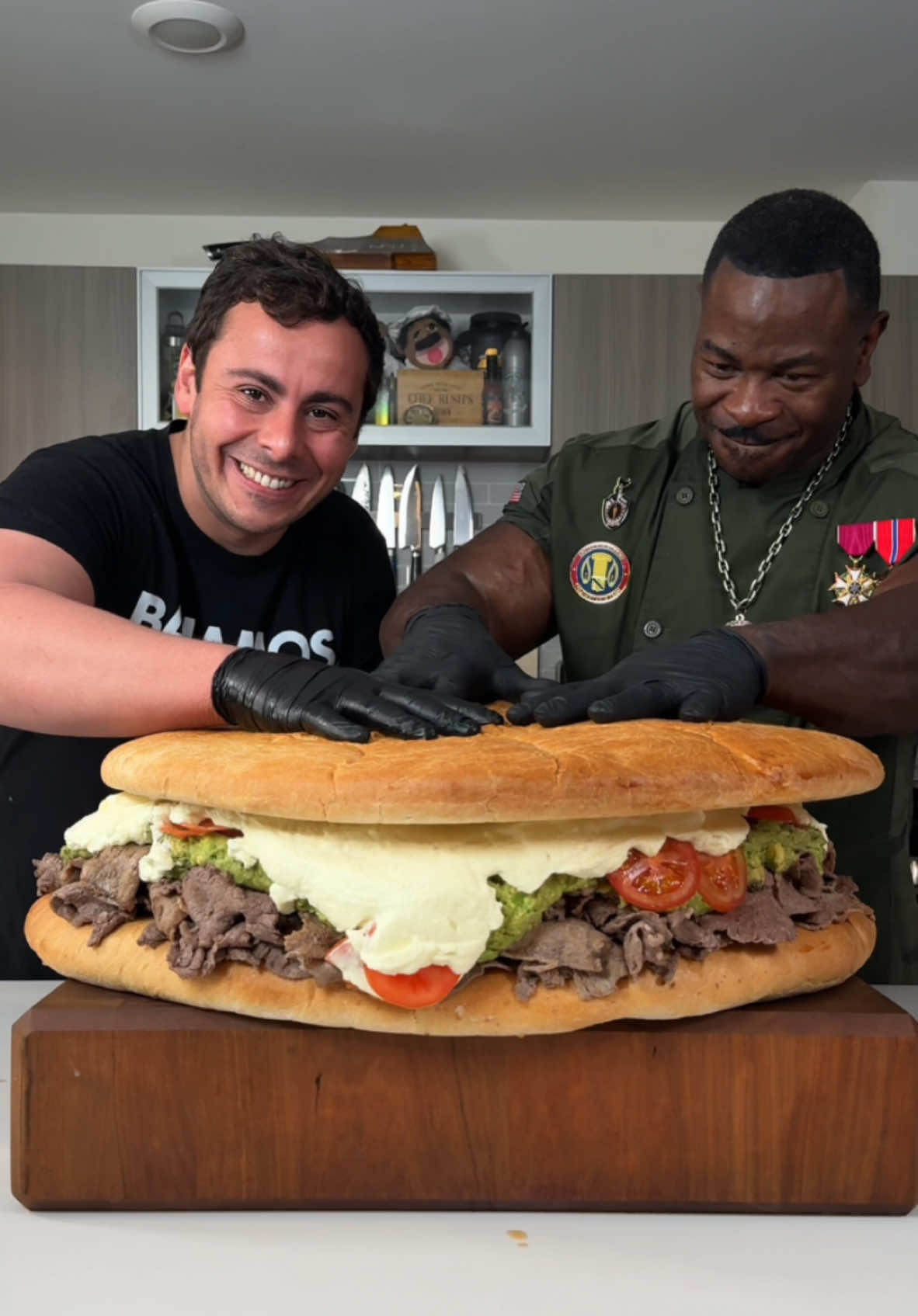 Quería llevar un pedazo de nuestra hermosa tierra al mundo🇺🇸 y junto a mi hermano @ChefRush , hicimos ¡HISTORIA! con el clásico churrasco italiano mas grande de Chile, pero en Los Ángeles, California! Ingredientes: 🥯Pan amasado de 70 cms de diámetro 🥩 18,3 kgs de carne  🥑42 paltas 🍅 24 tomates  🧄 3 litros de mayonesa casera  ¿Te atreves a un churrasco del porte de un neumático? ¿Cuántos amigos necesitas para comerte más de 42 kgs de este sandwich? Yo lo comí junto a 36 amigos y no dejamos NADA!  • • • #churrasco #sandwich 