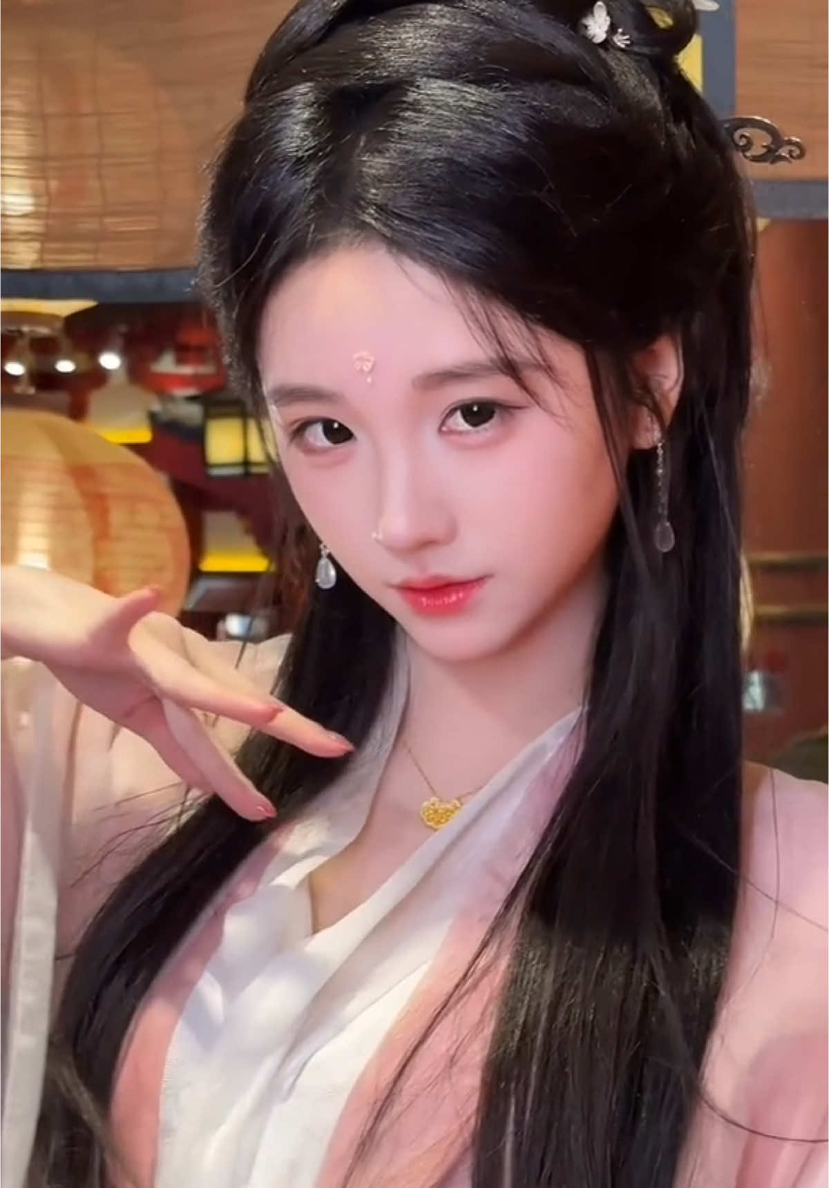 “就只看了你一眼～”#国风仙女团又来河南啦 #100位国风星耀官闪耀郑州#国风小聚