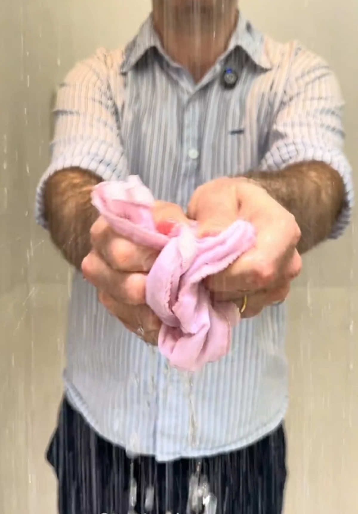 Cara e gentil, leitora. 🚿 O banheiro é um ambiente úmido.  Você até pode lavar a calcinha no banheiro (com produto adequado), MAS JAMAIS deixá-la secando ali.  ✅ Tem umidade, tem bactérias, é um prato cheio pra te causar problemas. Então leva pra secar no local adequado. ☀️ Se tiver algum sintoma de candidíase, procure atendimento médico. Ricardo Kores Médico Infectologista CRM SP 176104 l RQE 94561 CRM MG 68924 l RQE 58891 #banheiro #banho #banhoetosa #sabonete #saudedamulher #fy #vaiprofy 