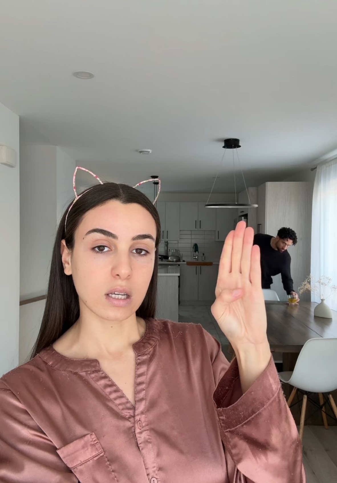 Pour votre sécurité, je vous montre le signe international de la main pour signaler que vous êtes en danger👮🏼‍♀️ @Chris Robins 