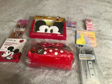 @the crème shop got everything for 26 bucks #thecreameshop #mickymouse #makeup #minniemouse #disney #disneyprincess 