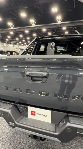 Power open/close tailgates 🤔 is it lazy or dope? #toyotatacoma #tacoma #toyotatrucks #autoshow #automotive #trucksoftiktok 