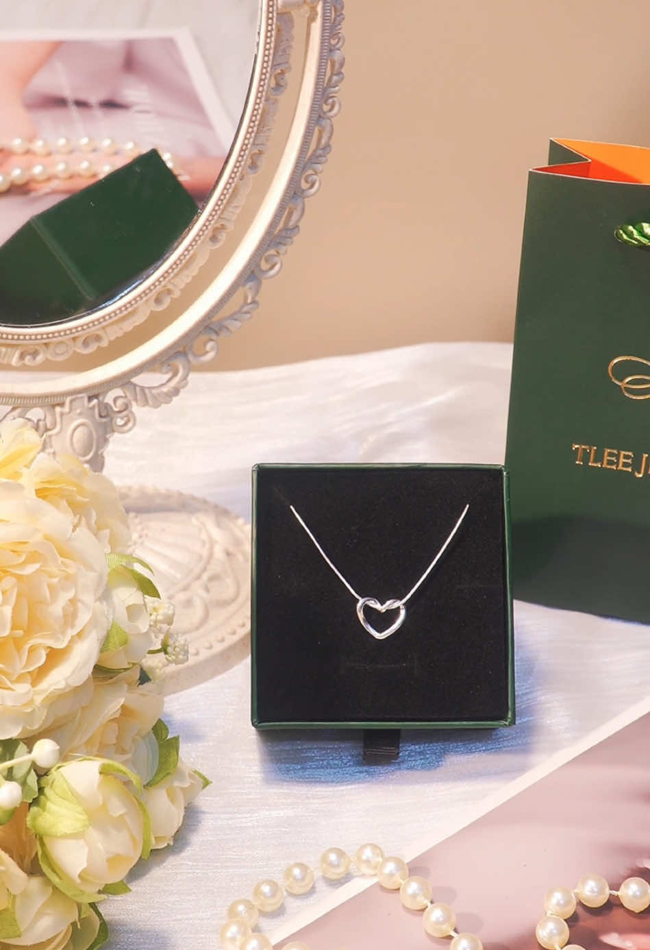 Món quà tuyệt vời tặng nàng nhân dịp cuối năm TLEE gợi ý cho cậu😊😊 #tleejewelry #daychuyenbactlee #lactaybactlee #trangsuc #khuyentaibactlee #nhanbactlee #trangsucbac 