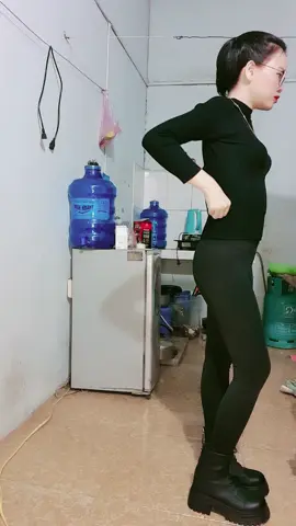 Màu yêu thích là màu đen nên lúc nào cũng phải đen từ đầu xuống chân mới chịu cơ.