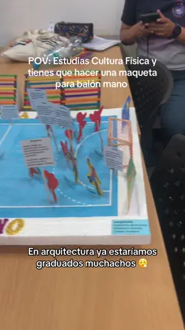 En arquitectura ya estaríamos graduados muchachos 😮‍💨 #balonmano #handball #universidad #maquetas #cuenca 
