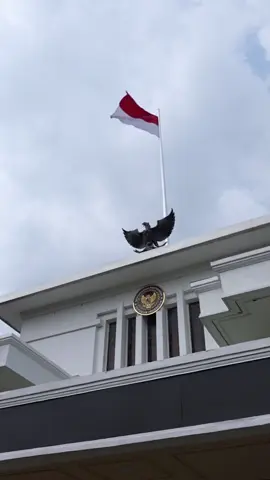 Panglima TNI Jenderal TNI Agus Subiyanto mendampingi Menteri Pertahanan RI Sjafrie Sjamsoeddin menerima Kunjungan Kehormatan Kepala Staf Gabungan Angkatan Bersenjata Republik Rakyat Tiongkok (RRT) Jenderal Liu Zhenli, bertempat di Gedung Soedirman Kementerian Pertahanan, Jakarta Pusat. Jumat (10/1/2025). Dalam kunjungan tersebut, dibahas beberapa poin kerjasama pertahanan antar kedua negara mulai dari penguatan bilateral pertahanan, termasuk rencana pertukaran teknologi, komunikasi, pertukaran personel TNI hingga rencana Latihan Militer Bersama. #tni  #panglimatni  #menhan 