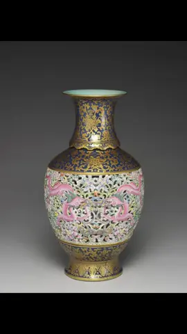 清 乾隆 洋彩玲瓏轉旋瓶 這件轉心瓶結構複雜，共分成四部分：頸、外瓶、內瓶及底座。這四個部分是分開燒製，再組合而成。組合的順序是先將內瓶放在底座之上，之後套上外瓶，最後再裝上頸的部分。 外瓶是鏤空並彩繪花紋與龍紋，內瓶是彩繪彩雲與蝙蝠紋。 轉動瓶頸時，內瓶會跟著旋轉，透過鏤空部分可見蝙蝠飛翔於五彩祥雲。這種做工繁複的轉心瓶，至乾隆朝時集大成，充分呈現華美與絢麗的動感。