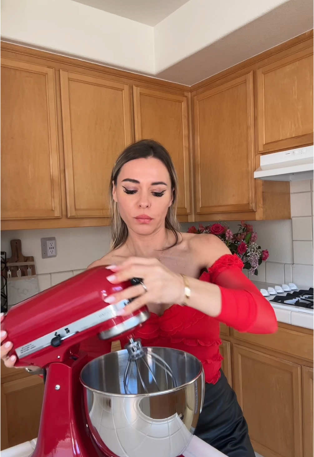 New coffee table, homemade pavlova cake, and family time—because the sweetest moments happen right here! #homemadecake #familytogether #kitchenaid #kitchenaidmixer #momlifebelike #pavlovacake 