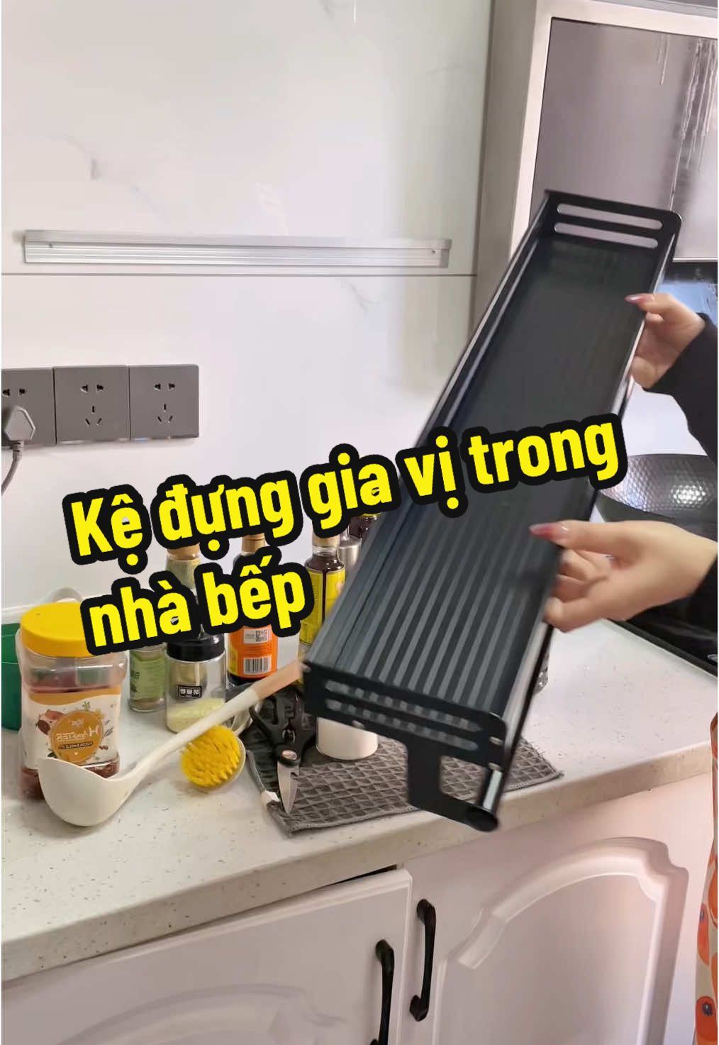Kệ đựng gia vị trong nhà bếp có móc treo 👍#dodungtienich #giadungtienich #dodungtienich288 #tiktokshoptet #kedunggiavitrongnhabep 