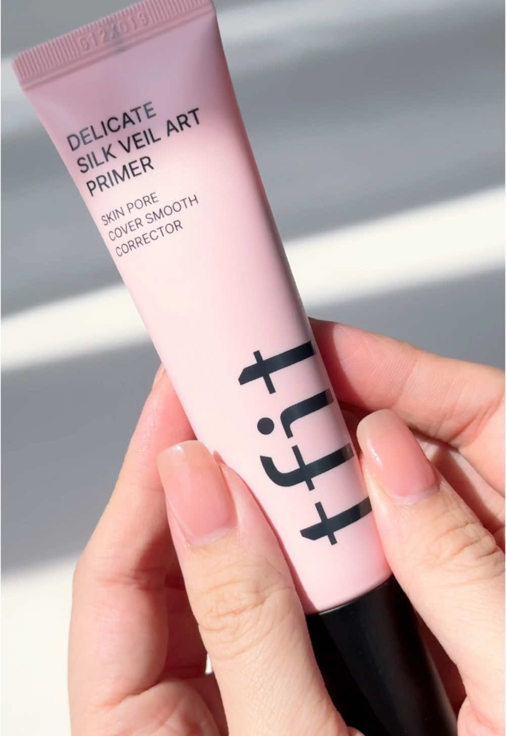 ✨Nếu bạn đang tìm một em kem lót vừa giúp che mờ lỗ chân lông, làm sáng da, lại còn dưỡng ẩm nhẹ nhàng thì chắc chắn không thể bỏ qua Delicate Silk Veil Art Primer từ @TFIT VIETNAM OFFICIAL . ✨ 💖Điều đầu tiên khiến mình ấn tượng là thiết kế bao bì màu hồng siêu xinh, và đặc biệt nhất là phần đầu tuýp kem. Khác với các loại kem lót thông thường, dễ bị lem nhem hoặc phải dùng tay, thìa để lấy sản phẩm, đầu tuýp của em này có thiết kế khá thông minh, giúp kiểm soát lượng kem lấy ra một cách dễ dàng và sạch sẽ. Mình cảm giác với thiết kế này bảo quản sản phẩm được tốt hơn ý. 💖Với công dụng che mờ lỗ chân lông, lấp đầy các nếp nhăn, rãnh cười, mình tập trung thoa kỹ ở vùng mình bị vấn đề là má và mũi. Sau khi thoa, da mình trở nên mịn lì nhưng vẫn có độ mềm mại, bề mặt da như được làm mờ một cách tự nhiên. Khi đánh nền, mình thấy nền dễ bám, bền màu hơn và không lo bị vón cục hay khô da nhờ thành phần dưỡng ẩm nhẹ nhàng. 💖Điều mà mình thích nhất chính là khả năng kiềm dầu của em nó. Dù mình ở ngoài đường khoảng 2-3 tiếng, thậm chí có đổ mồ hôi nhẹ, lớp makeup vẫn giữ nguyên, đặc biệt là ở những vùng mình tập trung thoa kỹ hơn. Thật sự, đây là lần đầu mình trải nghiệm sản phẩm của TFIT và ban đầu mình chỉ nghĩ em nó sẽ bình thường thôi, ai ngờ lại vượt xa mong đợi như vậy. Em này chắc chắn sẽ là lựa chọn cực kỳ ổn áp cho các bạn da dầu, hỗn hợp thiên dầu như mình, đừng ngần ngại mà thử nha! Sản phẩm ưng ý nhất đến từ TFIT của mọi người là gì? Hãy share cho mình cùng trải nghiệm với nha. 🙆🏻‍♀️🙆🏻‍♀️🙆🏻‍♀️ #TFIT #TFITVN #TFITPRIMER #kbeauty #pinkbeam #makeup #primer #linhpmugc 