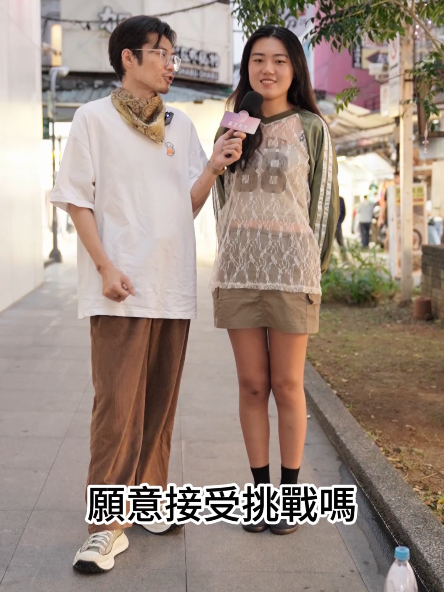 挑戰用腳開瓶蓋 #sole #foot #shorts #挑戰 #街訪 #正妹 #美女 #美足 #美腳 #美腿 #街頭挑戰