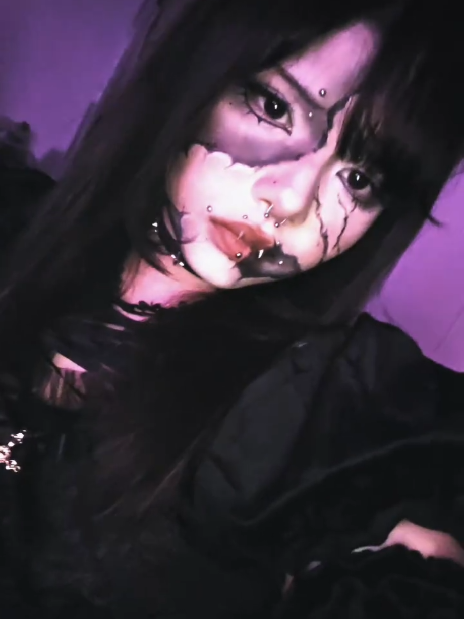 i tried to do a look inspired by one of doris's makeup looks 😭 #08 #gothiclolita #fyp #foryoupage #crackeddoll #doris 