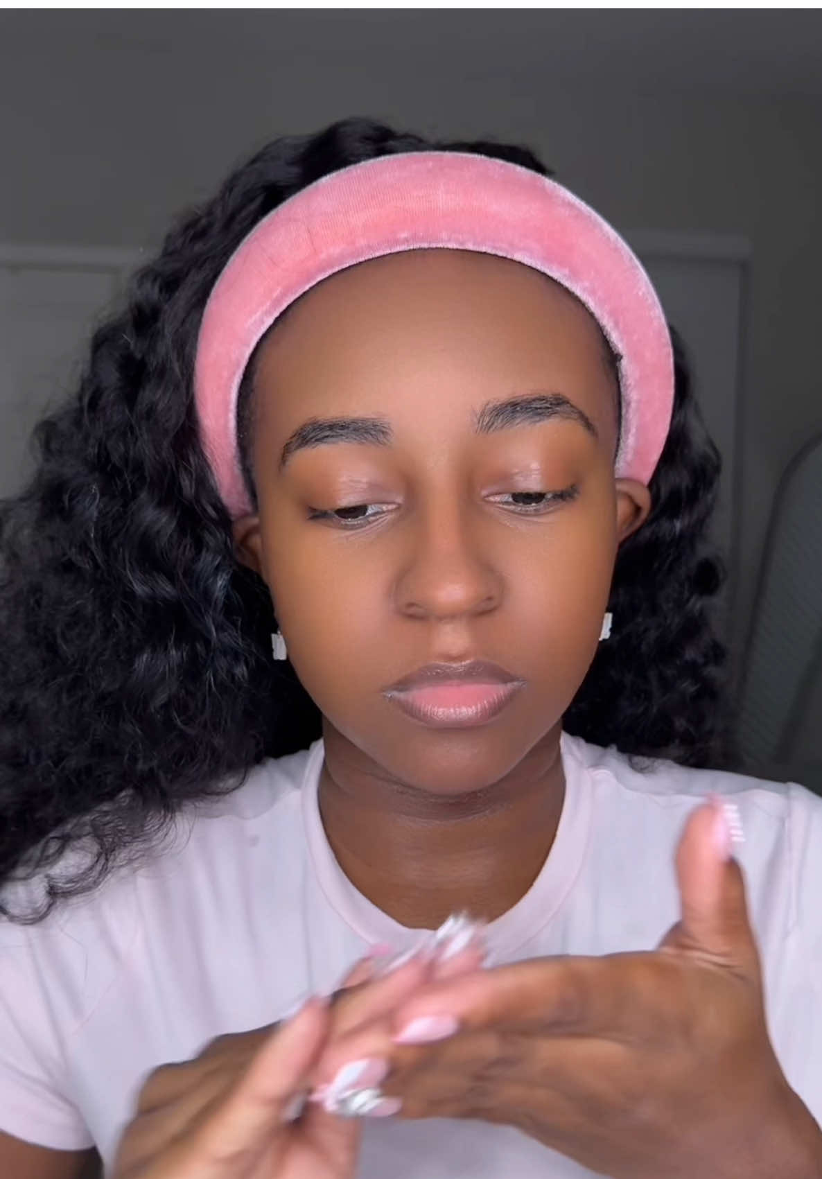 In my skin care routine era🫧💖 #dryskincare ##skincareroutine##morningroutine##sahmlife##creatorsearchinsights