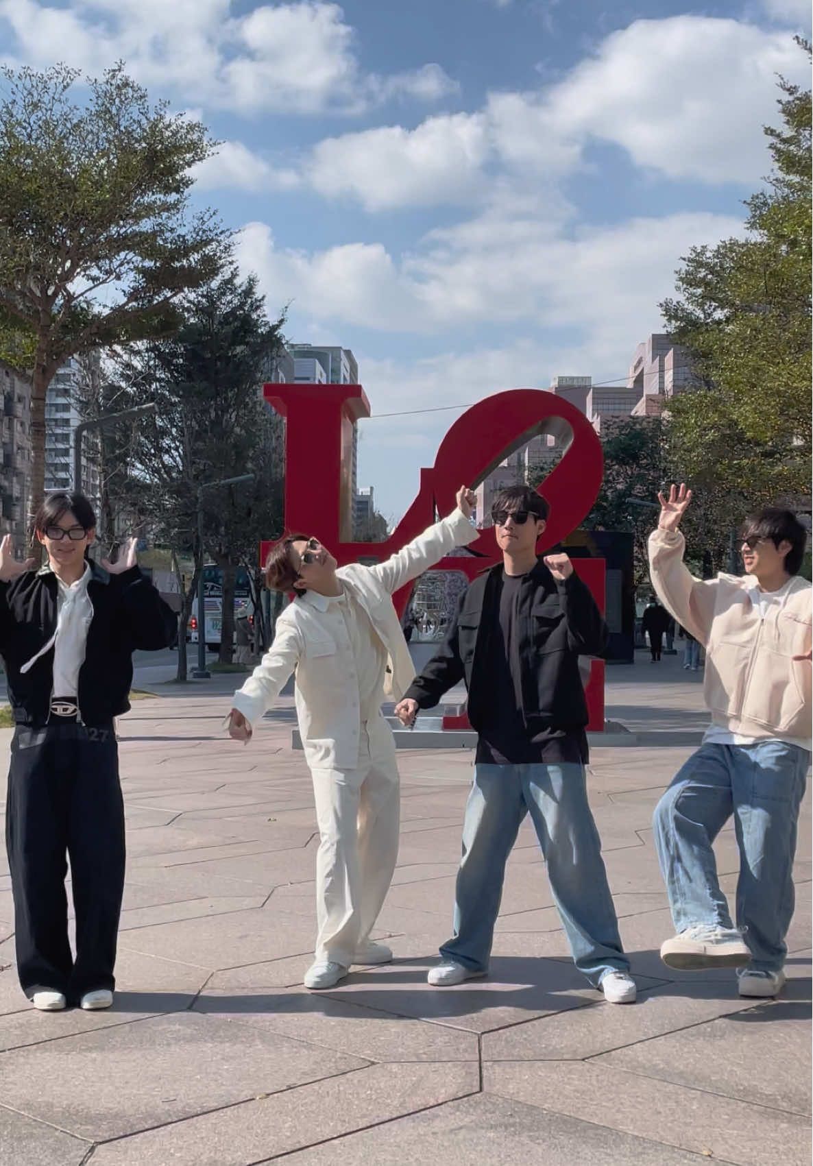 HELLO TAIPEI!🍃  @Spy_v @thana_pon @BENZALERT @Garfield  #SailubPonBenzGarfield1stFMinTPE #SpySailub #PonThanapon #BENZALERT #Garfinpkk #ChangeArtist  