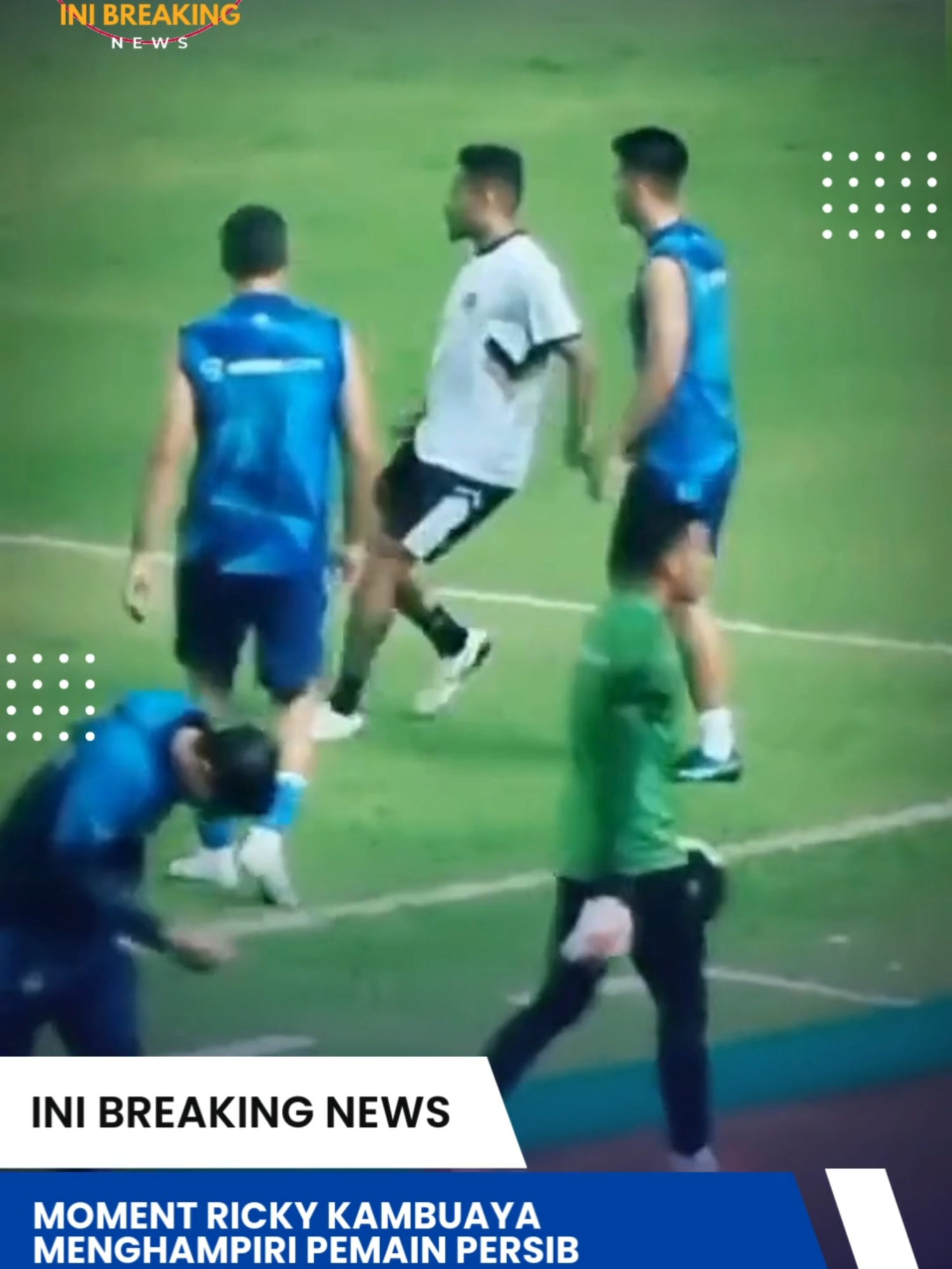Moment Ricky Kambuaya Menghampiri Pemain Persib #IniBreakingNews #news #fyp #beritaterkini #beritaterbaru #newsupdate #gosipartis #fypシ #fypシ゚viral #beritaviral #hotnews #breakingnews #beritaunik