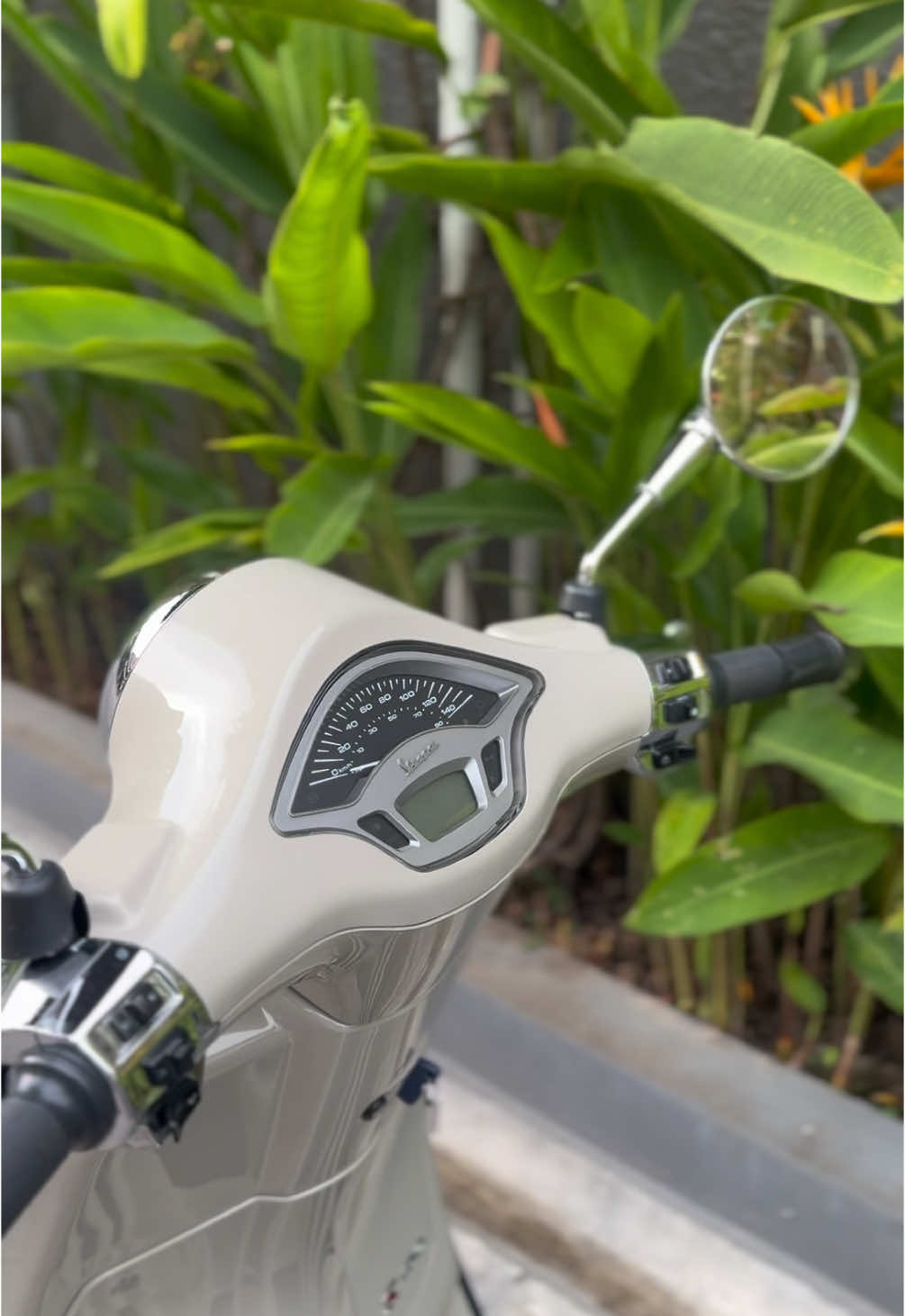 FOR SALE ‼️‼️ 🛵🛵🛵 Vespa Primavera S 150  Th 2023 Warna Coklat Kopi Susu Original KM 8.xxx Kondisi : - Cat Original - Service rutin - Pajak panjang  - Low Km - Sparepart Original  - Sudah di Nano Coating  Pemakaian Pribadi tinggal gas aja 💨💨💨  Minat bisa DM  #vespamatic #vespaindonesia #vesmet #cinematic #berandatiktok #jualvespa #vespajogjakarta #vespajogja #vespaprimavera #forsale #fypp #thailand #fyphariini 