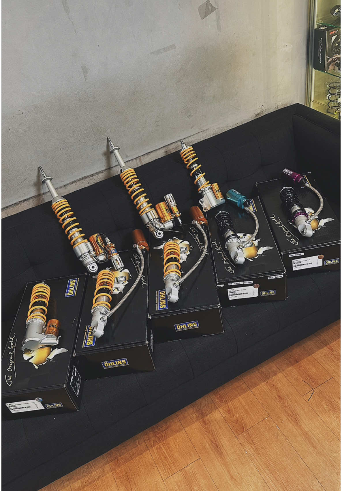 Kaki-Kaki Kuningnya, Wi🥶 #scootsmarket #ohlins #ohlinsvespa #ohlinsvespamatic #ohlinstabungpisah #ohlinsungu #ohlinsiceblue 