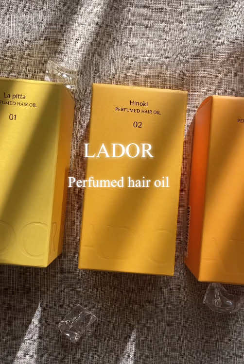 韓国ヘアケアブランド LADOR（ラドール）😊🍨 ． ブランドミューズは、 LE SSERAFIM KAZUHAさんがつとめる☺️🩵✨ヘアケアに特化した元美容師や研究者から作られたヘアケア専門ブランド✨ ． 人気の【LADOR パフュームヘアオイル 】✨ラピタ・ヒノキ・オスマンサスを使ってみたよ😊💕 ． パフュームヘアオイルは、3つの香りと質感に分かれており、髪の毛のダメージレベルに合わせて選べるパーソナルオイル🎀 ． ✴︎ラピタ 薄い髪・乾燥した髪 使用感．ライト ダメージ⚪︎⚫︎⚪︎⚪︎⚪︎ 油分感　⚪︎⚪︎⚫︎⚪︎⚪︎ 整える　⚪︎⚫︎⚪︎⚪︎⚪︎ ． ✴︎ヒノキ 一般的な髪・ダメージヘア 使用感．シルキー ダメージ⚪︎⚪︎⚫︎⚪︎⚪︎ 油分感　⚪︎⚪︎⚪︎⚫︎⚪︎ 整える　⚪︎⚪︎⚫︎⚪︎⚪︎ ． ✴︎オスマンサス 太い髪切るのかなダメージヘア 使用感．リッチ ダメージ⚪︎⚪︎⚪︎⚫︎⚪︎ 油分感　⚪︎⚪︎⚪︎⚪︎⚫︎ 整える　⚪︎⚪︎⚪︎⚪︎⚫︎ ． リッチなものになるにつれて、テクスチャーもこっくりしていく☺️🩵香りがしっかり香って、まるで香水のようなヘアオイル😊🩵🩵 ． 1番リッチなオスマンサスも、ウエットな感じの仕上がりになるけど、ベタつき感もなく、こなれ感が出て良い感じ😄💕 ． スタイリングも出来て、水分と栄養も与えてくれて、便利なヘアケアアイテム☺️✨ ． パケのオシャレさも魅力的で、並べて飾るとかわいい😍 ギフトにもおすすめ✨ ． 楽天で買えるので、ぜひチェックしてね😄✨✨ ． #PR #ラドール #ヘアオイル #楽天 #楽天購入品 #韓国ヘアケア #韓国ヘアケアブランド #LADOR #韓国コスメ #韓国コスメ好きな人と繋がりたい 