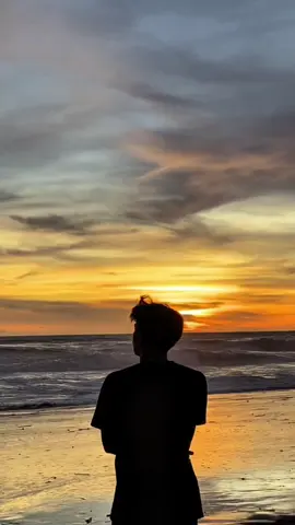 pria tidak bercerita lerrr#fyp #sunset #endofbeginning #nyore #pantaivibes #fypage #yogyakarta #sad #pantai 
