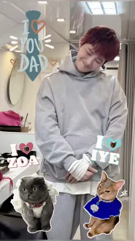G-Dragon Daddy with his ZOA and IYE~ ❤️🐈🐈‍⬛ #지드래곤 #권지용 #GD #GDragon #gdragon_bigbang #kwonjiyong #jiyong #BIGBANG #catlover #catlovers #fyp 