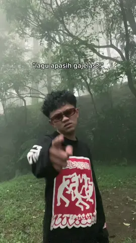 malah diingetin😕 (yang mau longsleeve nya bisa langsung check out di bio yak👌🏻) #Feels #malahdiingetin #pov #real #ovt #overthinking #relate #relatable #music #baladagehel #dongker #punk #poppunk #sad #sadvibes #fyp #fypage #foryou #foryoupage #xyzbca 