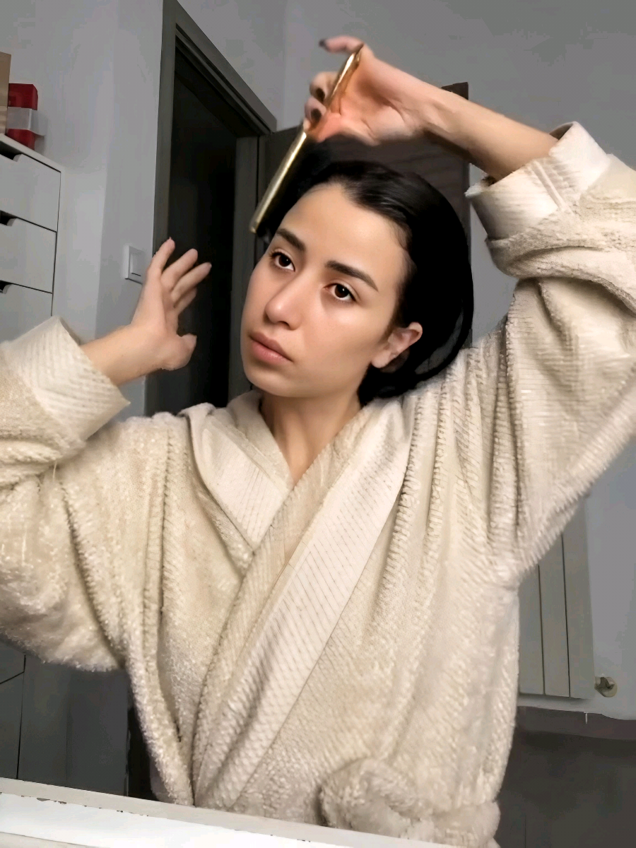 La nouvelle Brosse ENZO🇮🇹 one step PRO blo-out styler EN-4116. @@Nahlatv  ✅تم تصميم مجفف الشعر بالهواء الساخن لتجفيف وترطيب شعرك وتقليل وقت تصفيف الشعر. ✅ الحرارة المثالية لتجفيف شعرك في لحظات قليلة (3-7 دقائق).⏱ ✅يحمي الطلاء الخزفي و مادة السيراميك شعرك من التقصف و يوفر  توزيع متساوي للحرارة يخترق الشعر بسرعة من الداخل لتقليل الضرر. ✅لأيونات السالبة تشبع تدفق الهواء و تعمل على تنعيم الشعر و تقليل التجاعيد والسكون. على عكس مصففي الشعر التقليديين ، يمكن وضعه بالقرب من فروة الرأس لتسهيل عملية اللتجفيف. ✅محرك قوي باستطاعة تقدر ب3500واط حقيقية.  ✅ اسنان المشط مقاومة للحرارة الحالية تدوم لمدة طويلة عكس المنتجات المقلدة. ساهلة شوب تضمن لكم احترافية في التعامل 💜 سرعة التوصيل 💜 منتجات أصلية . التوصيل متوفر الى جميع الولايات و الدفع عند الاستلام . يمكنكم طلب المنتج عبر مراسلة الصفحة او عبر :  Viber/whatsapp : 0791719008 او يمكنكم الطلب مباشرة عبر موقعنا الإلكتروني :  www.sahlashop.net #onestep #blowout #volumehair #airbrush #hairtutorials #شاوية #العلمة #باتنة_خنشلة_ام_البواقي_سوق_هراس_تبسة #سطيف #شعب_الصيني_ماله_حل 