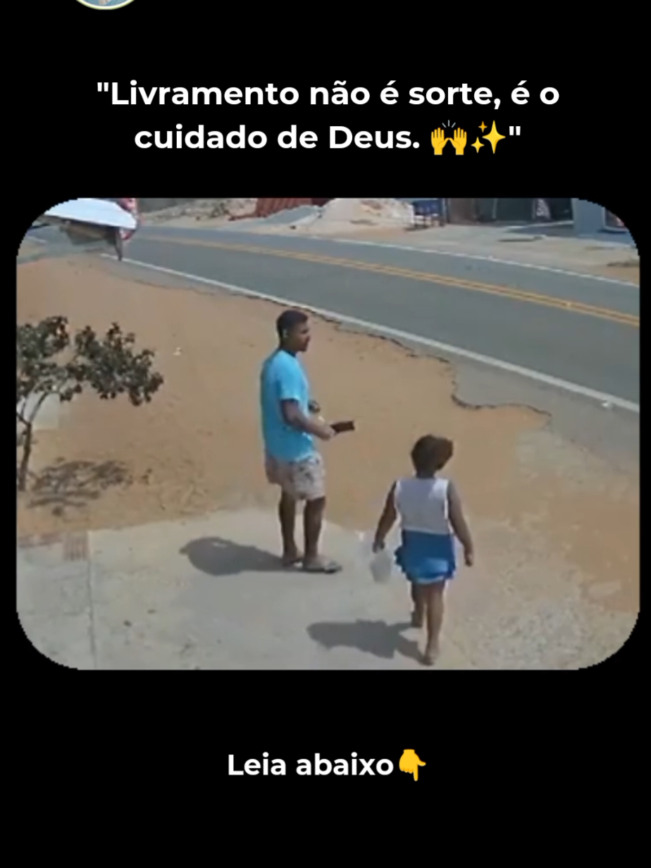 Pai e filha pararam para pegar uma moeda no chão e escaparam de um grave atropelamento. 🛑🚗 O que muitos chamam de sorte, nós reconhecemos como o cuidado de Deus. 💛 👉 'O anjo do Senhor é sentinela ao redor daqueles que o temem, e os livra.' (Salmos 34:7) . . #livramento #deus #deusnocontrole #milagres #evangelho #cristo #fyppp 