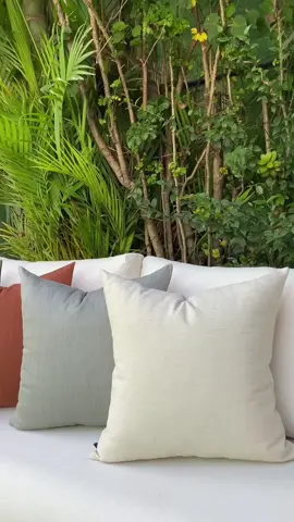 As almofadas em linho são elegantes e versáteis. ✨ E melhor ainda, combinam com todos os estilos de decoração. Sua durabilidade e praticidade se tornam a escolha perfeita para compor o seu ambiente. Quer adicionar um toque de sofisticação? Vem com a gente que te ajudamos. 😉 www.cazachic.com.br #cazachic #cazachicoficial #cazachicatacado #arquitetura #desingdeinteriores #explorar #explorepage #viral #viralreels #almofadasdecorativas #almofadas #decora #linho #tecidoemlinho 