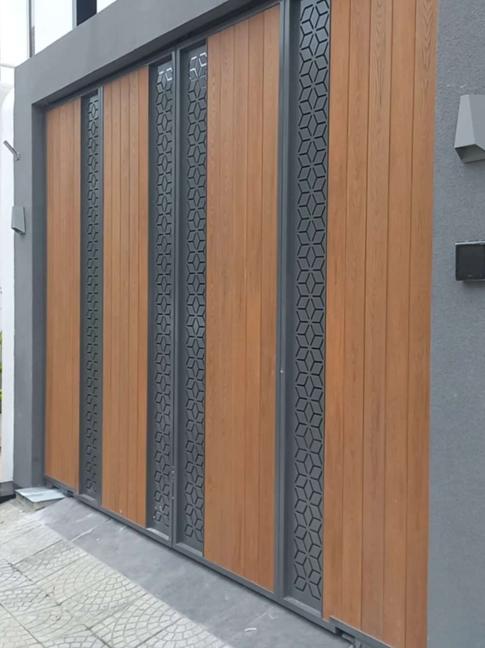 Cổng tự động ốp gỗ nhựa #gonhuangoaitroi #ecowood #wpcwallpanel #wpc #xuhuongthietke #woodplasticcomposite #gonhua #maiche #optran #gonhuacomposite #cuacong 