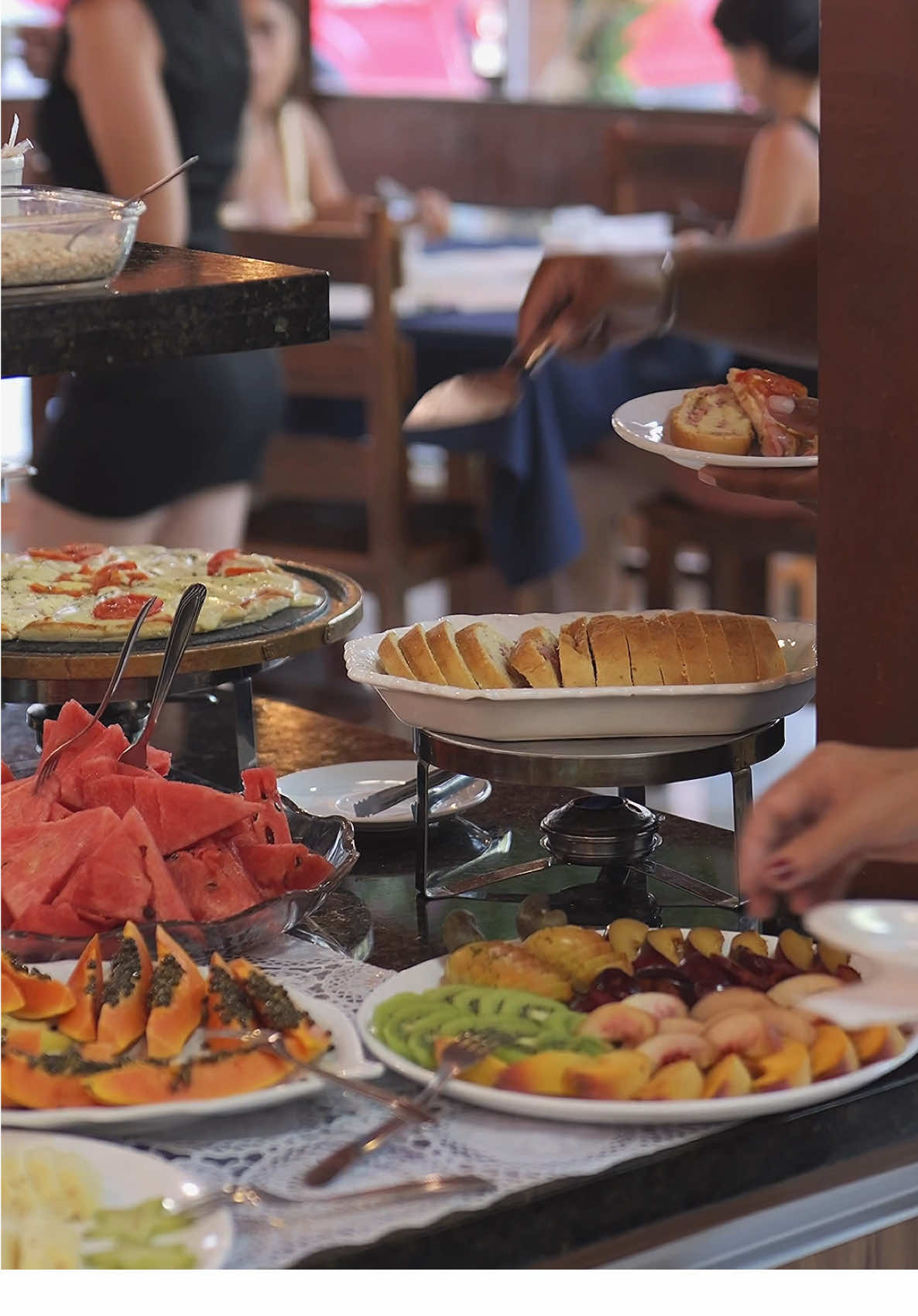 ☕️O café da manhã é sempre um momento especial nas nossas férias e, por aqui, é parte da experiência que desejamos proporcionar aos nossos hóspedes: um momento para alimentar o corpo. 💙 Oferecemos opções deliciosas, com frutas, pães e bolos, tudo preparado com muito carinho pela nossa cozinha. 🍽️🍳 #canasvieiras #praiassc #ondeficaremfloripa #turismosc #piscinaaquecida #relaxtime 