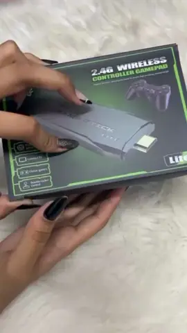 https://s.shopee.com.br/3LBBrBov5m Videogame Stick 10mil 2 Controles Sem Fio Console Portatil Jogos Retro Antigo Descrição do produto ****UTILIZE UM CARREGADOR DE CELULAR NA AMPERAGEM CORRETA PARA O FUNCIONAMENTO. APENAS FUNCIONA NA TOMADA***    10000 Jogos Classicos Video Game Console Sem Fio Retro 4K HD Saida TV   Características: 1、suporte saída HDMI: Este Console de videogame usa interface HDMI em vez de interface USB, você pode conectá-lo em TVs, monitores de computador, projetores com interface HDMI para trazer uma tela HD 4K 2、2.4g Controlador Dual wireless Gamepad:Este Console de videogame tem dois gamepads sem fio, simples e conveniente, você pode experimentar a diversão do jogo com seus amigos, parceiros e crianças 3、alta configuração. Cpu: córtex de núcleo duplo-A7. 4、fornece Jogos Divertidos: O Console de jogos suporta um ou dois jogadores, joga jogos, tornando você mais agradável com seus filhos ou amigos, e é um Console de videogame HD portátil, este Console de videogame construído- Em muitos jogos clássicos retrô, versões de jogo 3000 e 10000, você pode escolher de acordo com suas próprias necessidades. 5、formatos de jogos múltiplos de suporte:Este suporte para Console de videogame para MAME, forSFC, para FC, para GB, para GBA, para MD 6、suporte Jogos de download por si mesmo:Se você tiver outros jogos mais interessantes, você pode baixar o arquivo online e copiá-lo para o cartão de memória  Especificações: Sistema operacional: Sistema de fonte de retroarquivamento Linux Idioma: Suporte Multi-línguas Tipos compativeis : MAME/FC/FBA/GB/GBC/MD/SFC/SMC/ Cpu: GB2 Ram Sd: DDR3 256M Flash: 128M Material: ABS Cor: preto  Lista de embalagem: 2 X Controlador 1 X Bastão de Jogo 1 X Cabo de Carregamento  Suporte para download de jogos por si mesmo: Passo 1: Baixar arquivo do jogo Passo 2:Conecte o cartão TF ao computador com o leitor de cartão Passo 3: Coloque os arquivos do jogo na pasta correspondente (o nome do Tipos compativeis) Passo 4: Insira a carta no console de jogos, conecte o console do jogo e ligue-a Passo 5:Encontre seu jogo e comece a jogar(pode usar a função de pesquisa)  Nota: Esta opção de controlador separado só pode ser usada com este console de jogos. Não pode ser combinado com outros consoles de jogos. Por favor, preste atenção!