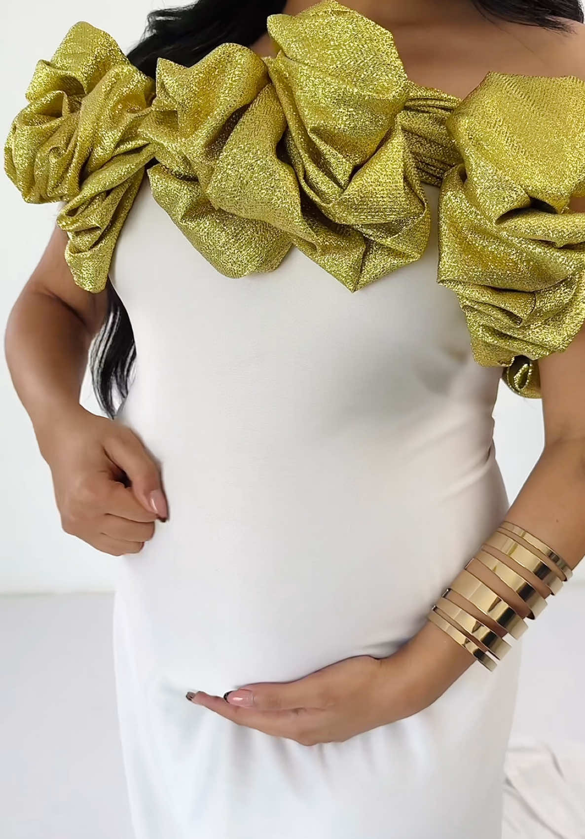 When it’s your Birthday and you got the best gift ever 🎁. Photographed by: @propsphotography  Styling by: @propsphotography #pregnantwoman #pregnancyjourney #birthdaygift #birthdaycake 