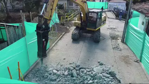 trabajando en nuevos entornos  aprendiendo en la escuela de la vida #martllo #excavadora #demolition #excavator #operadoresyexcavadores #operadoresdemaquinariapesada #operadoresdemaquinas #hidraulicos #retros #retroexcavadora #excavadoras #equipodetrabajo #operador #trabajos #prosperoañonuevo 
