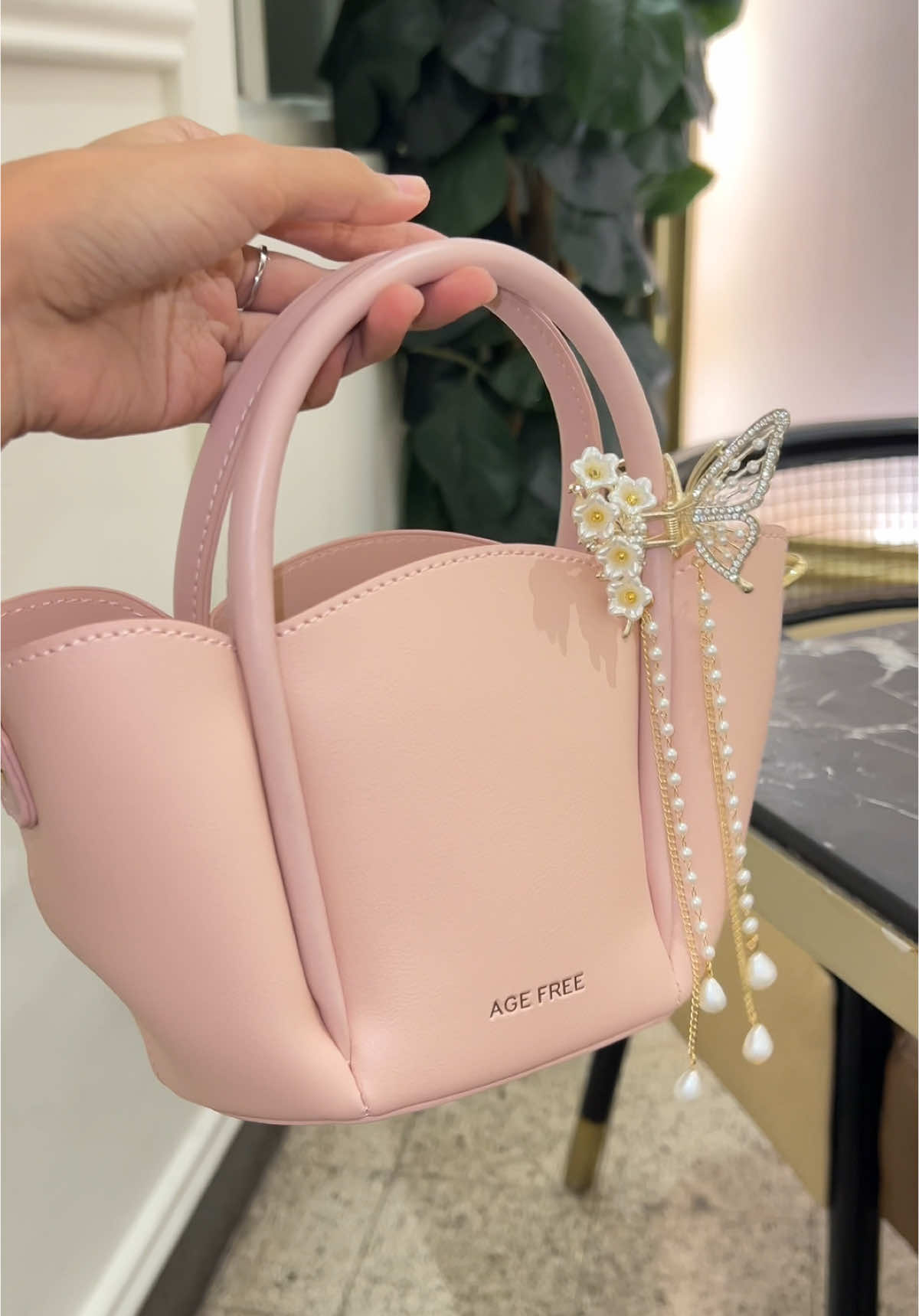 CANTIIKK BANGETT PINKNYAAA 😭🫶🏻 #taswanita #tasagefree #handbagwanita #slingbagwanita #tasselempangwanita #tascantik #tyabag 