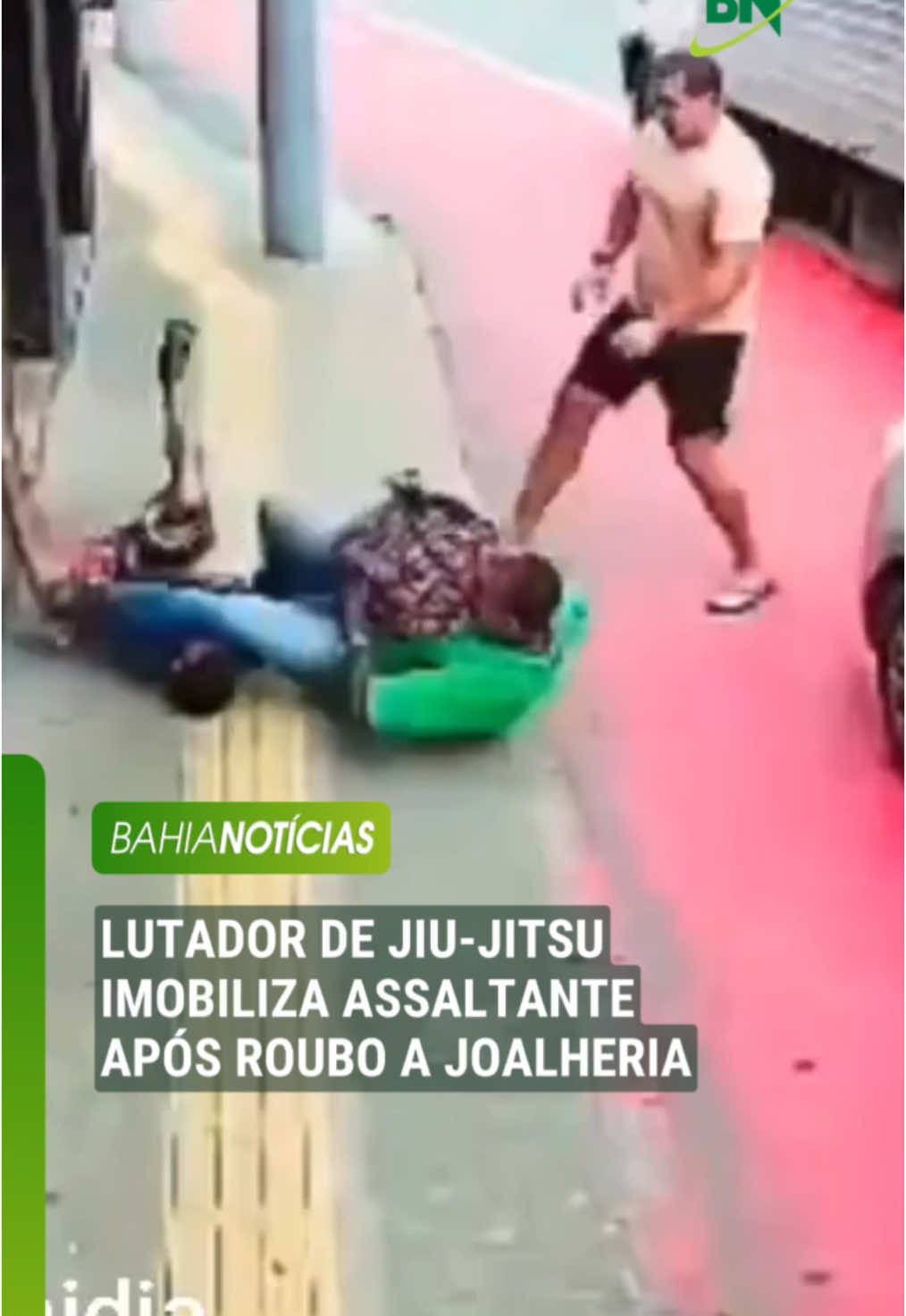 Um assaltante que havia acabado de roubar uma joalheria em Caraguatatuba, no litoral de São Paulo, foi imobilizado por um lutador de jiu-jitsu que estava no local. O incidente, registrado por câmeras de segurança, viralizou nas redes sociais. As imagens mostram o lutador, identificado apenas pela camiseta verde, se aproximando do criminoso com os braços abertos antes de arremessá-lo ao chão com uma técnica precisa da modalidade. Após a queda, o assaltante é imobilizado com uma chave de braço, enquanto outro homem recupera uma bolsa contendo os itens roubados da joalheria. A Polícia foi acionada e investiga o caso. 📲 Siga o @bahianoticias e fique bem informada(o) 📸 Reprodução / Redes Sociais