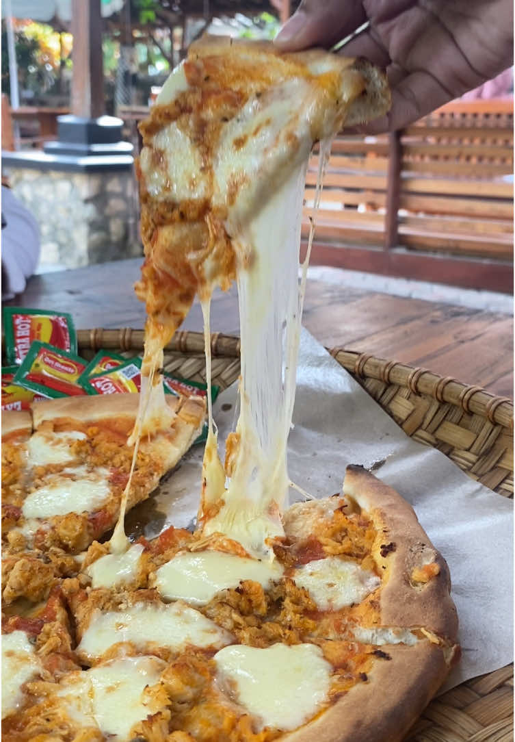 emang enak sih menurut aku pizza nya 🤤🔥🔥  #brillopizza #pangandaran #batukaras 