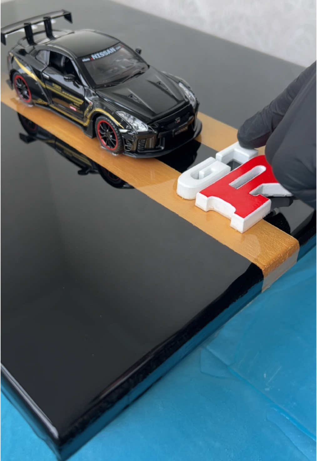 Процес створення 3д картини з Nissan GTR⬛️🟥 Загальний розмір 40х30см Авто в масштабі 1:32 Ручна робота акриловими фарбами на грунтованому хості із готовими петлями, якісне металеве авто, епоксидна смола🎨 #3дкартина #3дкартины #картини #автокартини #інтерєр #интерьер #епоксиднасмола #епоксидка #акрил #подарок #подарунок #обємнакартина #арт #искусство #мистецтво #nissangtr #авто #car