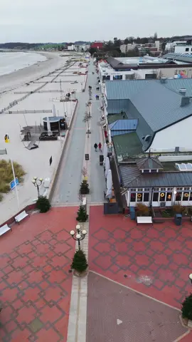 Und ZACK schon wieder dunkel! 😃 So schnell geht das doch gefühlt jeden Tag im Winter! 🙈  Zum Glück leuchtet unsere Promenade so schön. 😊 Aber langsam könnte es auch mal heller werden - findet ihr nicht auch? 😇 #promenade #grömitz #ostsee #ostseeliebe #winterzeit #winterurlaub #urlaubammeer #meingrömitz
