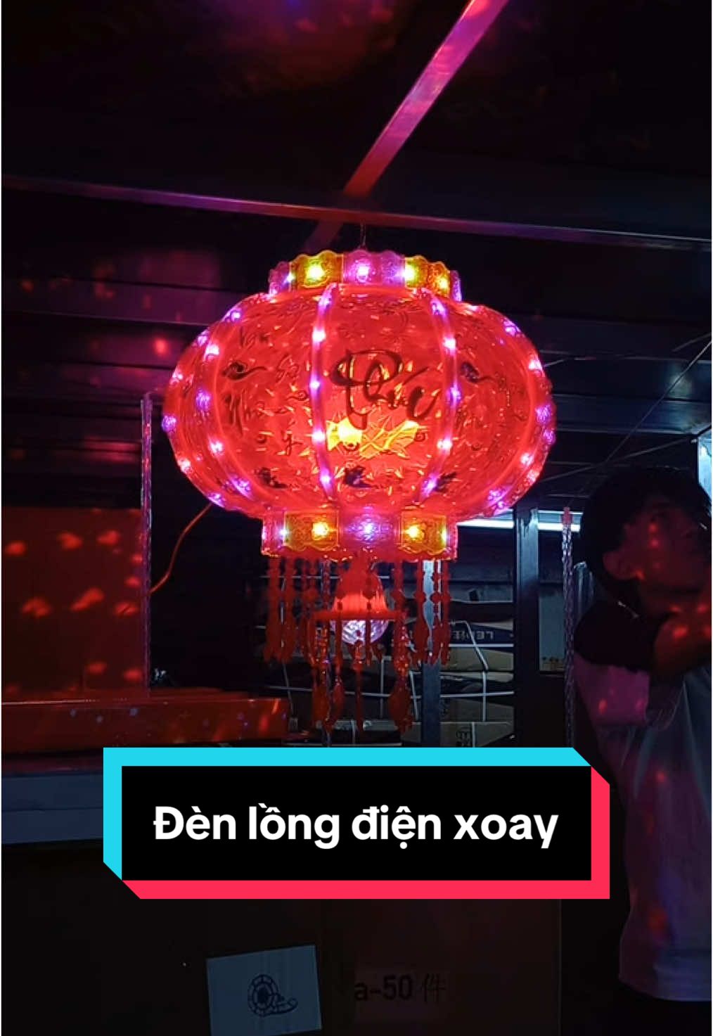Đèn lồng điện xoay có quả cầu pha lê 🔮✨ #thedandenled #denled #fyp #khosi #trangtri #tet #dontet #trending #hottrend 