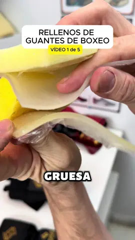 📹 Vídeo 1 de 5 ¿Sabías que el relleno de un guante puede cambiar por completo tu rendimiento? Hoy comenzamos analizando los diferentes tipos de acolchados en guantes de boxeo. ¿Cuál crees que es el mejor para proteger tus manos? 🥊💥 🔍 Prepárate para descubrir todos los secretos en esta serie. #Boxeo #EchalekuBoxeo #BoxingGear #EntrenamientoDeBoxeo #BoxeoEspaña #FightLife #BoxingEquipment #DeporteDeContacto #BoxingPassion 