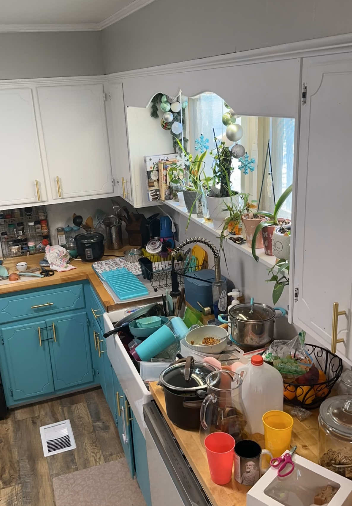 Speedwashing dishes with me!!! 😎  #CleanTok #momlife #MomsofTikTok #cleaning #cleanwithme #washingdishes #timelapsevideo #speedcleaning #foryoupage #viralvideo #cleaningmotivation #unfilteredmotherhood #deepclean #cleaningkitchen #speedclean