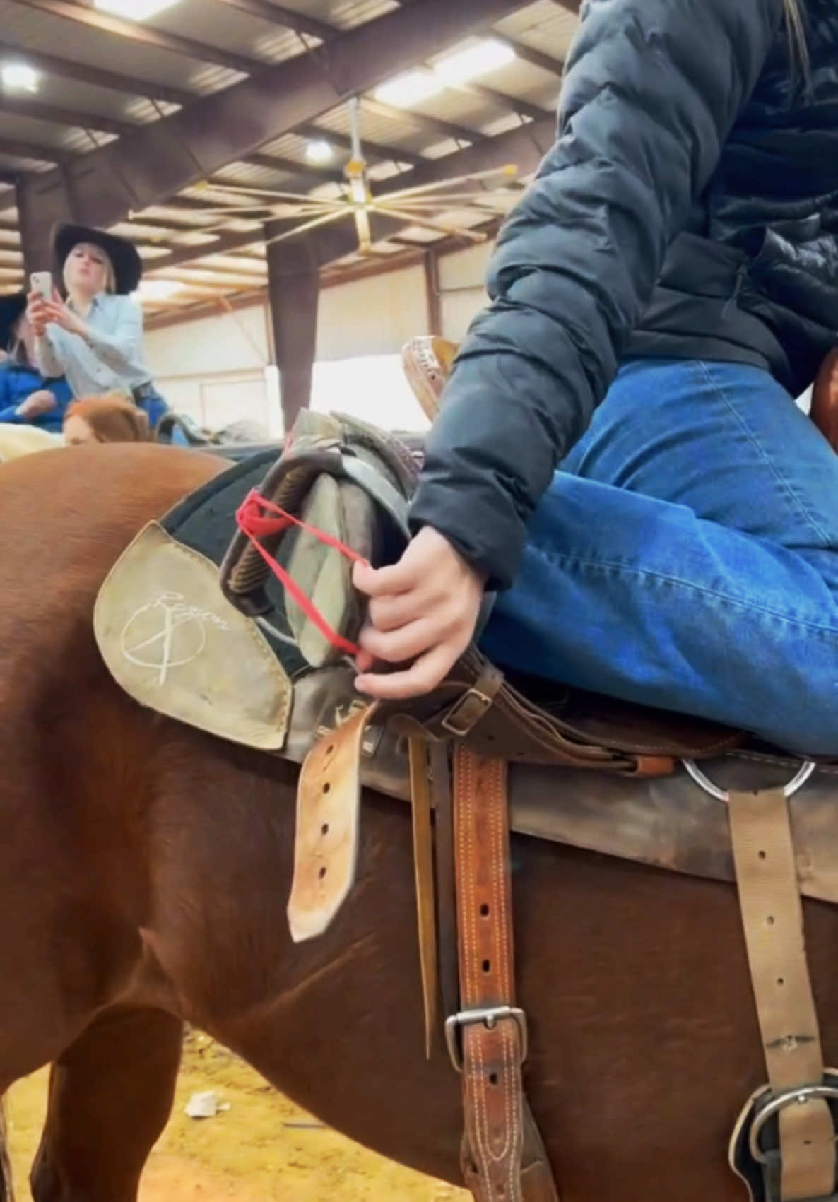 Watch how @_lexilynch_  preps for a run so she can pull off leg lifts like this! 😅  #rodeo #fyp #barrelracer 