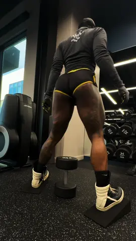 🚨 Yesterday I gave yall a tip for projection and today imma give you a sequence cause this is what I do 🤝😝🏁🏁🏁🦾🦾🦾 these moves are perfect!! Here’s something to remember in squat movements when you’re focusing on projection:  1. Shoulder blades squeeze them together.  2. Chest up high.  3. Arch that back.  Then hit the link in my bio to join the team and tell me how it was 🤧😝😝😝😝🏁👊🏽🦾🤝🤝🤝🤝🤝🤝🍑 #linkinbio #gluteworkout #legdayroutine 