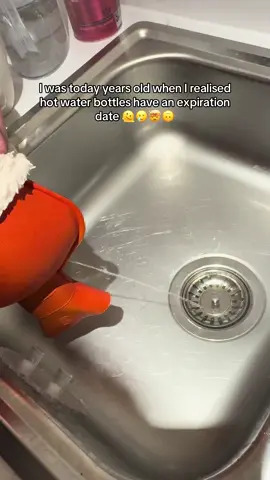 Incase your mother never told you 😑Who was going to tell me?!!! Leaking boiling water was FUN 🥹💅🏼🫠🫡 #hotwaterbottle #endometriosischeck #endometriosissymptoms #waterleakdetection #faulty #endometriosispainrelief #endometriosisawareness #pcospain #girlssupportgirls #fyp #foryoupage❤️❤️ 