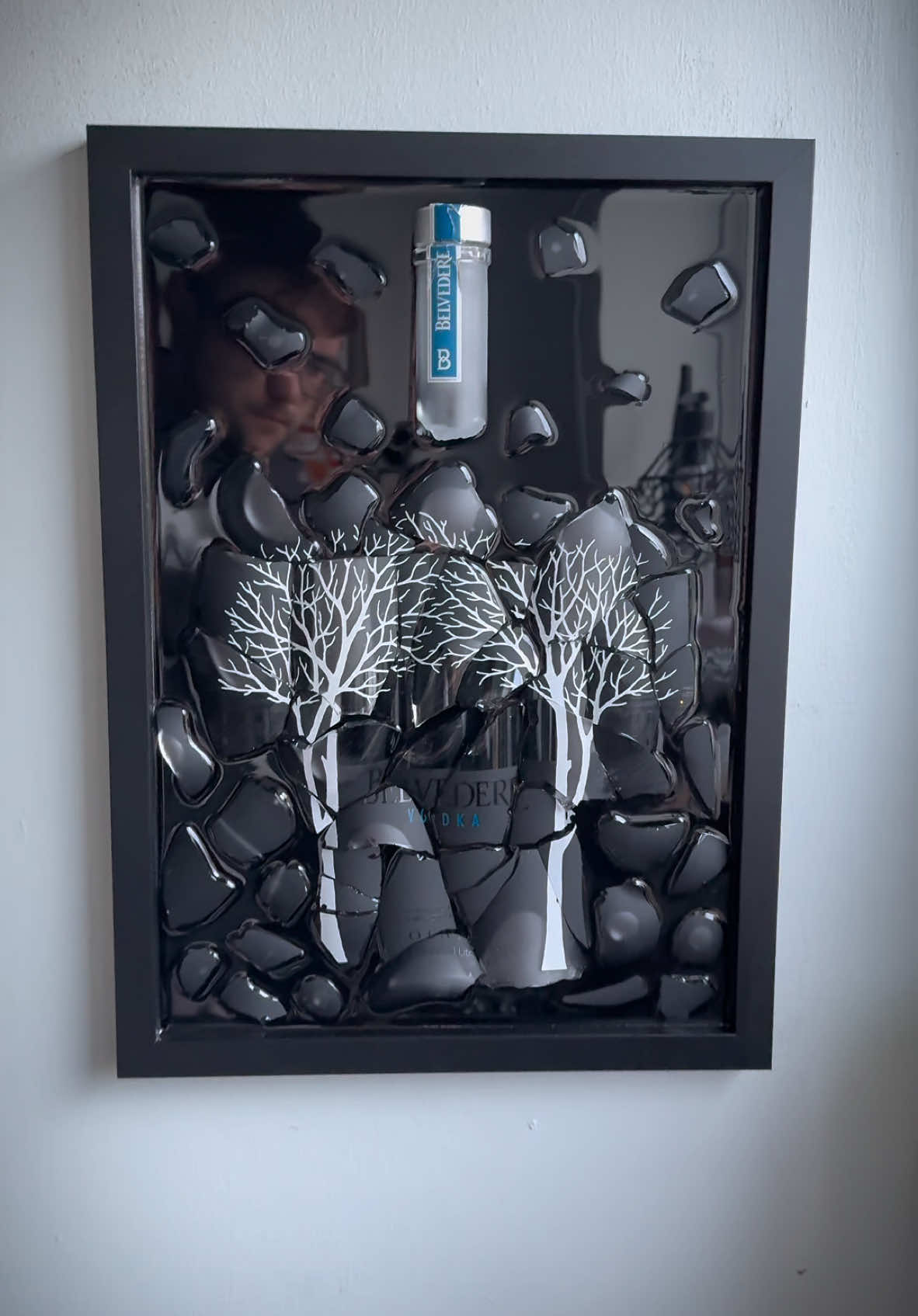 How to make broken bottle resin art! 🔥 #resin #resinart #gift #giftideas #craft #handmadecraft #bottlesmash #bottle #art #wallart #epoxyresin #epoxy #handmadegifts #howtomake #mancave #mancaveideas #homebar #gardenbar 