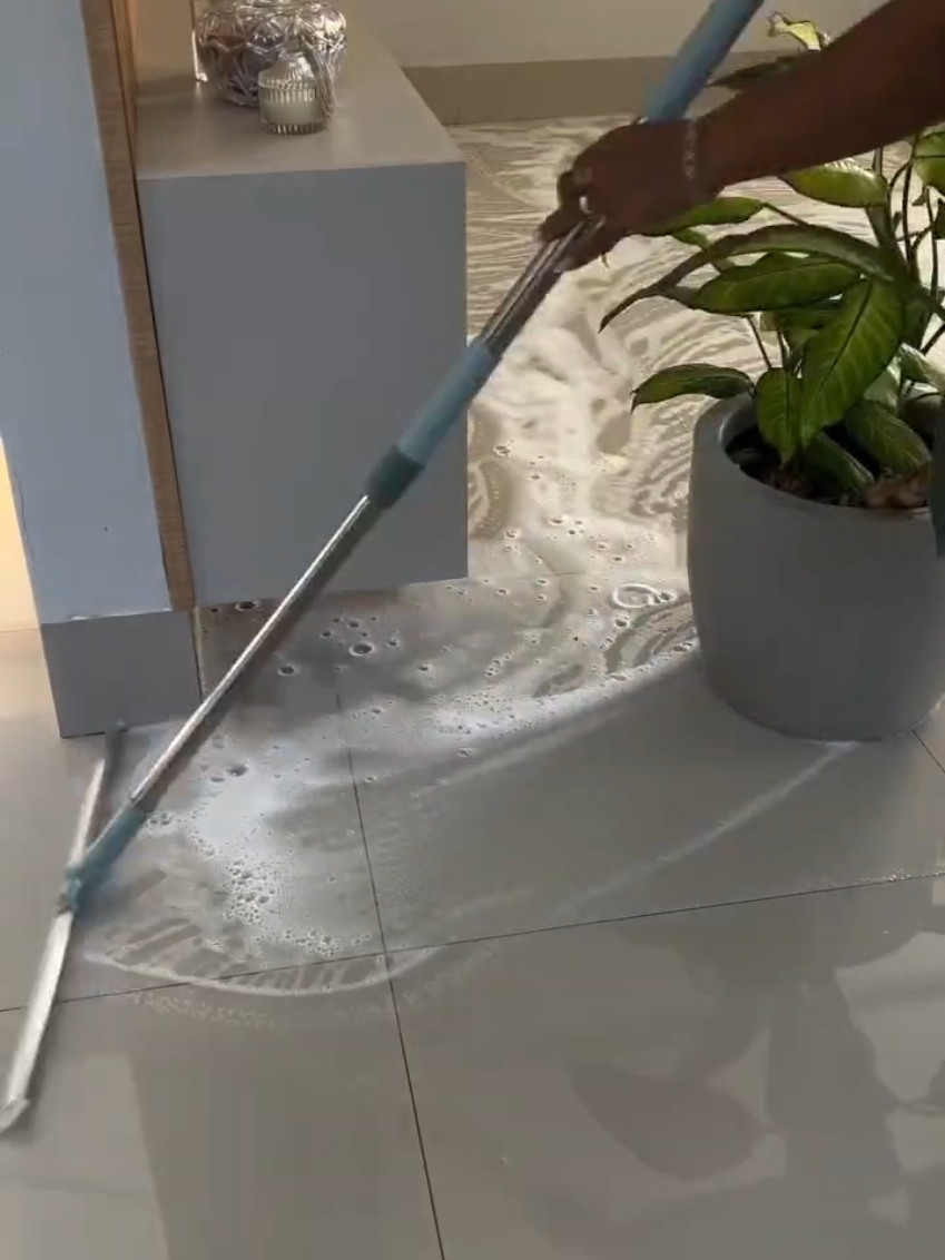 Confira Vassoura Rodo Mágico de Silicone Multiuso Raspador para Limpeza de Pisos e Vidros com Cabo Extensor 1,20m com 67% de desconto! Somente R$19,99 - R$56,90. Encontre na Shopee agora! https://s.shopee.com.br/3LBBWKg5yr?share_channel_code=1