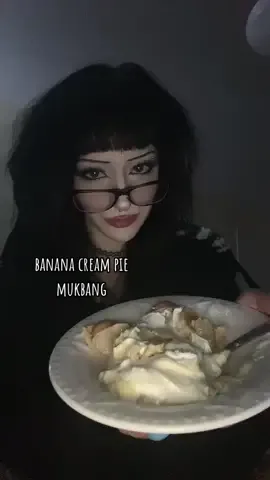 anyways this banana cream pie was SO good 😩 #fypシ #foryou #mukbang #bananapie #pie #dsmp #dream #tommyinit #tubbo  