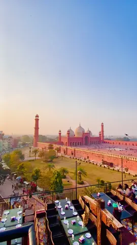 Badshahi mosque view at the rooftop of haveli restaurant #haveliresturent🔥 #foodstreet #nomikhanswati #007 #badshahimasjid #badshahimosque #foryoupage #lahorepakistan 