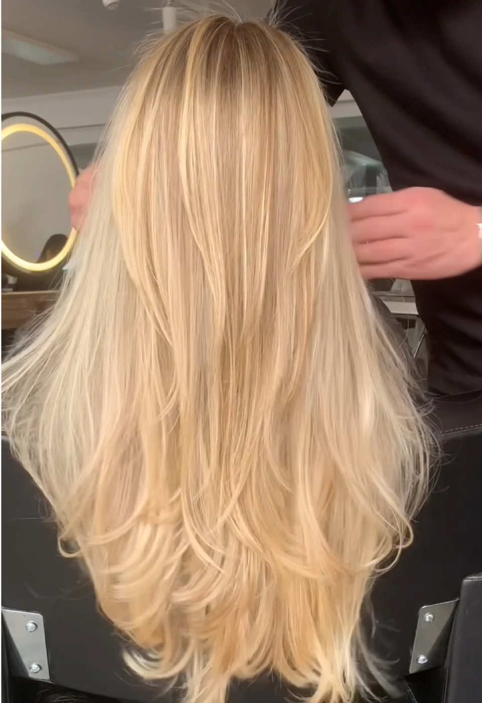 Buttercream hair: arte ou desastre capilar? 💥Deixe sua opinião!  #cabeloloiro #mechasloiras #antesedepois #balayage #cabelo #transformation #loiromanteiga #highlight 