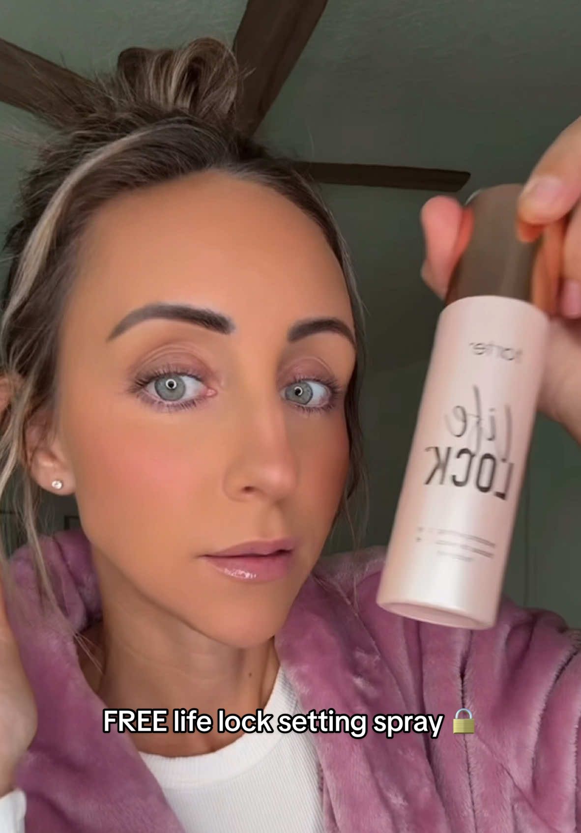 the viral setting spray of 2025 is HERE babyyy & it’s just as good as I thought it would be 🤌🏼🔒✨oh, & FREE 🤭 #settingspray #makeup #makeuptips #makeuptok #glowymakeup #glowyskin #trending #trendingbeauty #BeautyTok #tarte #tartecosmetics #trippinwithtarte #neckerisland 